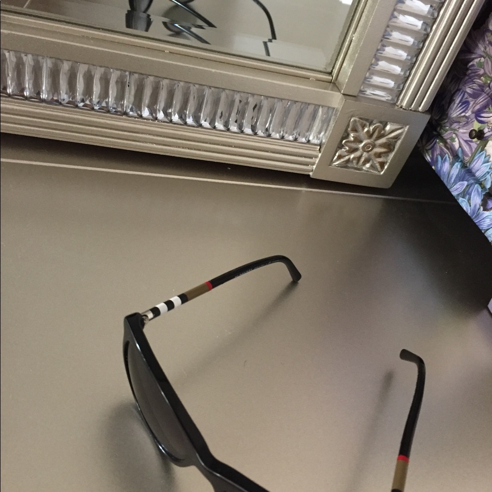 Burberry ladies sun glass used - Picture 6 of 7